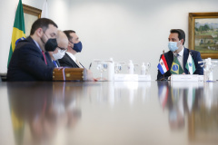 Governador Carlos Massa Ratinho Junior, recebe o embaixador do Paraguai no Brasil, Juan Ángel Delgadillo, e também o cônsul geral do Paraguai no Paraná, Carlos Fleitas Rodriguez - Curitiba, 26/10/2021 - Foto: Jonathan Campos /AEN