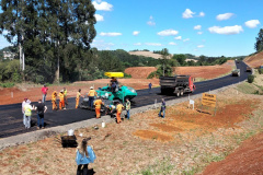 A pavimentação da PR-239, rodovia que liga os municípios de Pitanga e Mato Rico, na região central do Estado, está 23% executada. O trecho possui 43,15 quilômetros de extensão e tem entrega prevista para dezembro de 2022. É a primeira ligação asfáltica de Mato Rico. Por enquanto o trecho é de estrada de terra.  - Curitiba, 26/10/2021 - Foto: DER