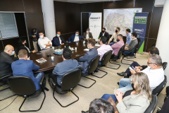 Prefeitos de sete municípios do Litoral do Paraná se reuniram, nesta segunda-feira (25) com o secretário de Estado da Infraestrutura e Logística, Sandro Alex; o diretor geral do Departamento de Estradas e Rodagem do Paraná, Fernando Furiatti; e com o diretor-presidente da Portos do Paraná, Luiz Fernando Garcia, para planejar como será feita a retirada de rochas, resultado das obras de derrocagem da Pedra da Palangana, no canal de acesso ao Porto de Paranaguá.  Foto: Rodrigo Felix Leal/SEIL