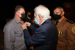 Para comemorar 57 anos, o Batalhão de Polícia Rodoviária (BPRv) promoveu nesta quarta-feira (27) uma solenidade militar no Museu Oscar Niemeyer, em Curitiba, com entrega de medalhas Mérito Rodoviário.
Para o vice-governador Darci Piana, agraciado com a medalha, esse é um momento importante, não só para a Polícia Militar, mas para a sociedade paranaense. Foto: Camila Tonett