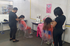 Setenta presas custodiadas na Penitenciária Feminina de Foz do Iguaçu ? Unidade de Progressão (PFF-UP) doaram seus cabelos para a confecção de perucas para mulheres em tratamento de câncer.  Os cortes foram feitos de forma voluntária pela equipe do Studio Vip, salão de beleza localizado em Santa Terezinha de Itaipu. Os cabelos serão doados ao setor de oncologia do Hospital Ministro Costa Cavalcanti, em Foz do Iguaçu. - Foz do Iguaçu, 28/10/2021 - Foto: Depen-Pr