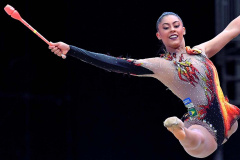 A paranaense Bárbara Domingos fez história no Campeonato Mundial de ginástica rítmica em Kitakytushu, no Japão.  Nesta quinta-feira, 28, a atleta e também bolsista do programa Geração Olímpica e Paralímpica  se tornou a primeira atleta brasileira a chegar à final individual. Foto:Simone Ferraro/Confederação Brasileira de Ginástica 