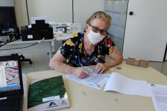 Com o avanço da vacinação e redução das medidas restritivas, técnicos da Cohapar retomaram as visitas aos municípios para realizar a entrega de títulos de propriedade na região Sudoeste do Paraná. Nesta semana, mutuários da companhia com imóveis já quitados receberam a documentação que garante o reconhecimento de propriedade em Chopinzinho e Dois Vizinhos. (Foto: Joao Carlos da Cas/Cohapar)
