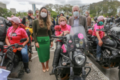 Expedição Filhas do Paraná volta a Curitiba após 2.800 km divulgando o Outubro Rosa. As motociclistas do grupo Filhas do Vento e da Liberdade retornaram neste sábado (30) ao Palácio Iguaçu – mesmo ponto de onde partiram no dia 14 de outubro, e foram recebidas pelo vice-governador Darci Piana e pela primeira-dama do Estado e presidente do Conselho Estadual de Ação Solidária, Luciana Saito Massa. - Curitiba, 30/10/2021 - Foto: Valdelino Pontes