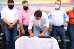 Em mais um passo no processo de consolidação do Voe Paraná, o maior programa de aviação regional do País, o Governo do Estado finalizou o convênio que vai permitir a modernização da pista de pouso e decolagem do aeroporto Francisco Lacerda Junior, em Cornélio Procópio, no Norte Pioneiro. O investimento é de R$ 4.771.057,10. O anúncio foi feito nesta quarta-feira (03) pelo governador Carlos Massa Ratinho Junior durante visita à cidade. Foto: Ari Dias/AEN