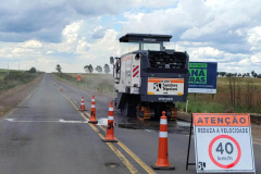 O Departamento de Estradas de Rodagem do Paraná (DER/PR) iniciou nesta quarta-feira (03) o bloqueio de metade da pista em um segmento da PRC-280, no trecho entre Palmas e o entroncamento com a BR-153 (Horizonte), na região Sudoeste. A medida é necessária para avançar as obras da restauração da rodovia com pavimento rígido de concreto, utilizando a técnica whitetopping. - Curitiba, 04/11/2021 - Foto: DER-PR