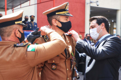 O governador Carlos Massa Ratinho Junior participou, nesta segunda-feira (8), em Curitiba, da passagem de comando do Corpo de Bombeiros do Paraná. Há mais de 30 anos na corporação, o coronel Manoel Vasco de Figueiredo Junior assume o posto de comandante-geral no lugar do coronel Gerson Gross, que tinha sido empossado em janeiro deste ano e agora segue para a reserva remunerada.Foto: José Fernando Ogura/AEN