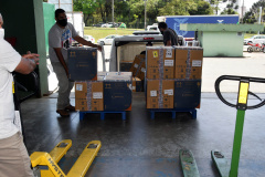 O Paraná recebeu nesta segunda-feira (8) mais 161.460 imunizantes da Pfizer/BioNTech. A nova remessa ainda aguarda a divulgação do informe técnico do Governo Federal e, por isso, ainda não tem público-alvo definido. - Curitiba, 08/11/2021 - Foto: Américo Antonio/SESA