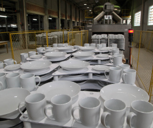 Porcelanas Germer. Criada em 1978, a fábrica emprega cerca de 500 pessoas e produz em média um milhão de peças por mês.Feito no Paraná. Foto: Ari Dias/AEN.