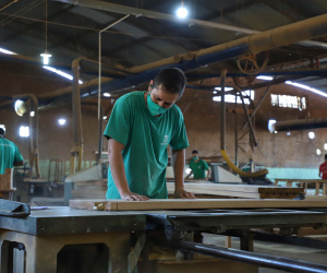 Madermac, empresa especializada na produção de portas, janelas e pisos de madeira. Ribeiro, que é administrador da empresa, explica que toda a produção é feita para pedidos sob medida. Com 36 anos de existência, a Madermac empresa 84 pessoas diretamente.