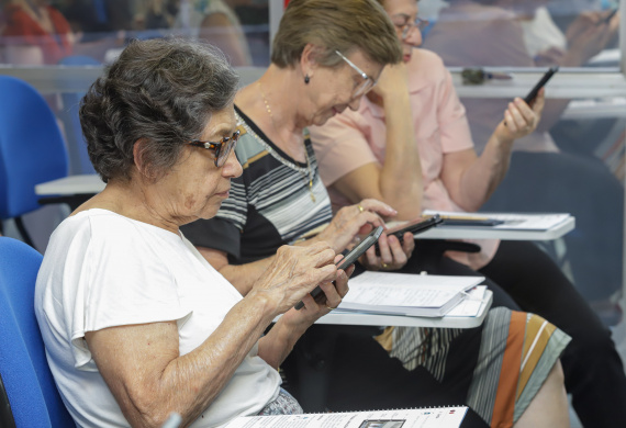 Curitiba, 08 de fevereiro de 2023 - Curso de smartfone para a terceira idade promovido pelo Celepar no Paraná Previdência.