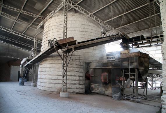 Empresas de cal e calcário geram cerca de 3 mil empregos diretos. A Cal Hidra, localizada em Almirante Tamandaré. Fundada em 1972, é uma empresa familiar que até a década de 1990 focava apenas na produção de cal, cal hidratado e cal fino. A partir de 1996, começou a diversificar e hoje produz mais de 25 produtos como argamassa, cal para ser usado em tintas e massa corrida. A empresa emprega 60 pessoas. Foto: Ari Dias/AEN.