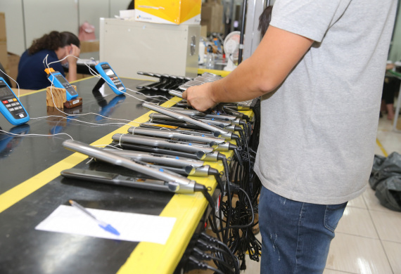 FEITO NO PARANA - Lizze equipamentos , empresa de comercialização de produtos para salão. Produtos profissionais como secadores, pranchas e máquinas de corte. Campo Mourao 08/10/2020 - Foto: Geraldo Bubniak/AEN