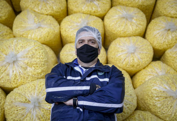 PIPOTECA -  A Pipoteca conta hoje com 70 colaboradores e produz em torno de sete toneladas por dia, entre salgadinhos e pipoca doce, aquela da embalagem rosa. Paraná e Santa Catarina são os principais mercados da empresa.  -  Curitiba, 25/05/2021  - Foto: Gilson Abreu/AEN