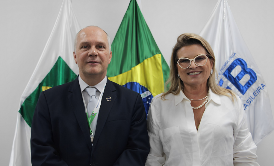  presidente da AEB Marcos Chamon com nossa articuladora Cristianne Cordeiro. 