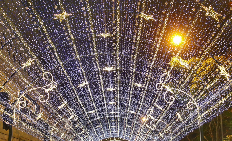 Festas de Natal já iluminam muitas cidades do Paraná | Agência Estadual de Notícias Festas de Natal já iluminam muitas cidades do Paraná | Agência Estadual de Notícias
