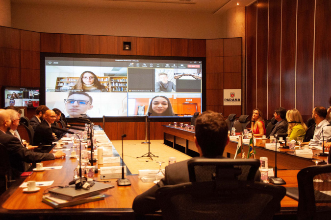 Student exchange in Canada holds videoconference with diplomats in Brazil