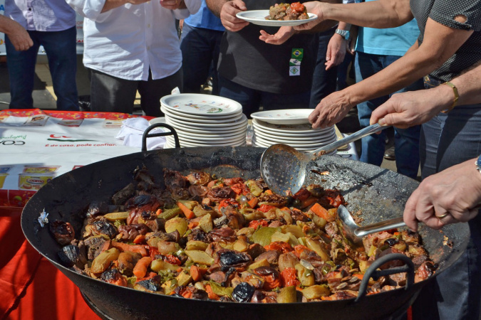 Der Juli enthält Caesarä-Gerichte, Folklore, Hammelfleisch und Wissenschaft im Paranaense-Touristenkalender