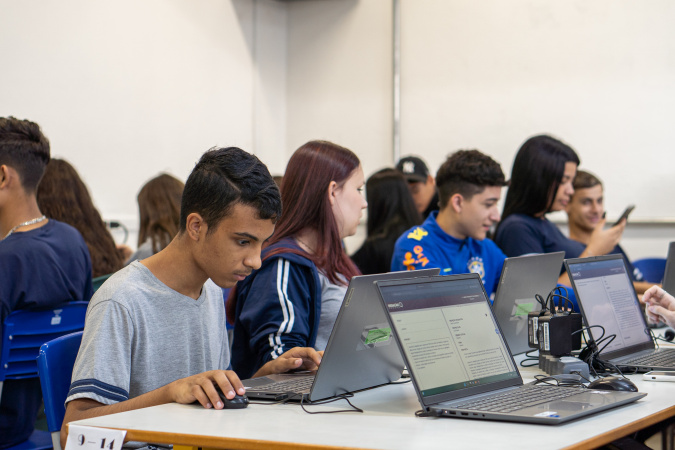 Revolutionizando a Educação: Como Tecnologia e IA Impulsionam o Aprendizado em 2024